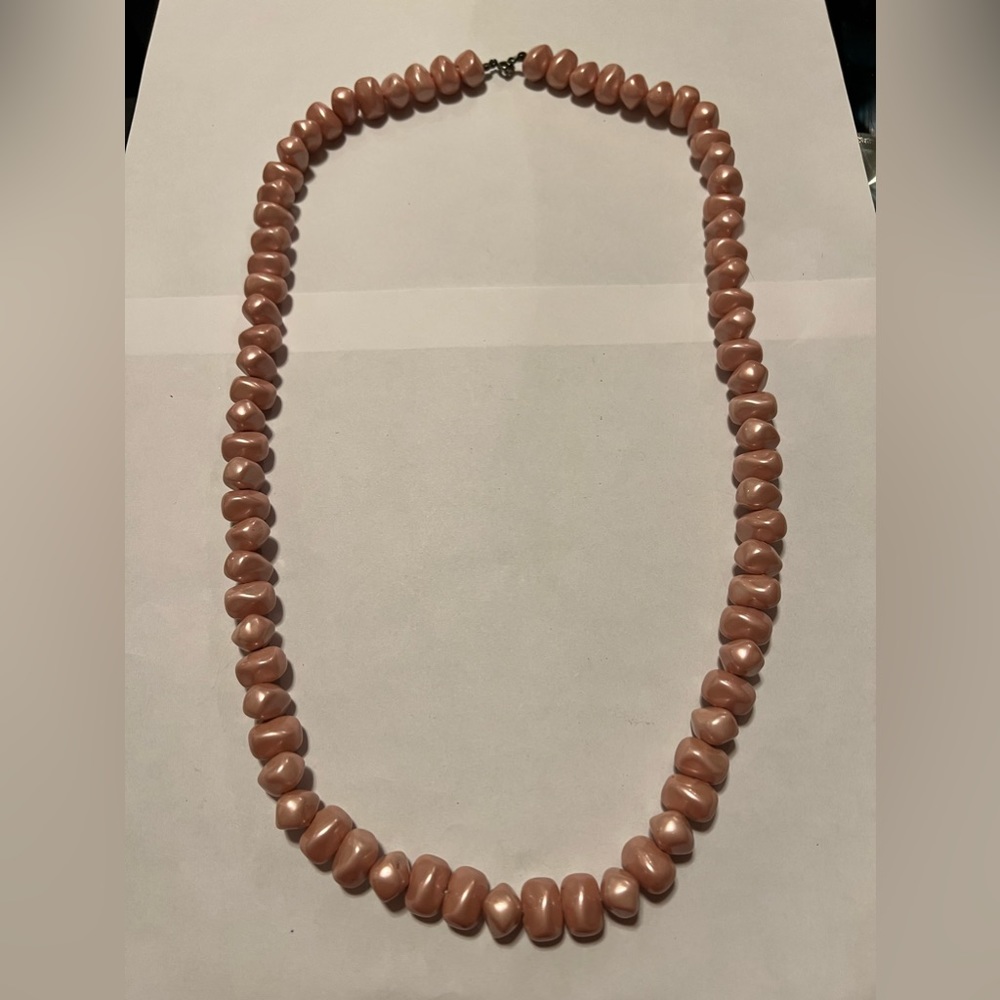 1980s faux pearl pink necklace